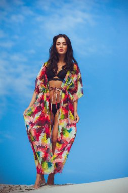 Mayo kum üzerinde güzel genç şehvetli kadın