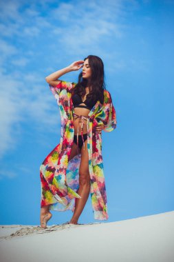 Mayo kum üzerinde güzel genç şehvetli kadın