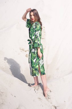 Yeşil mayo plajda ürpertici güzel genç kadın