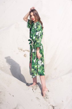 Yeşil mayo plajda ürpertici güzel genç kadın