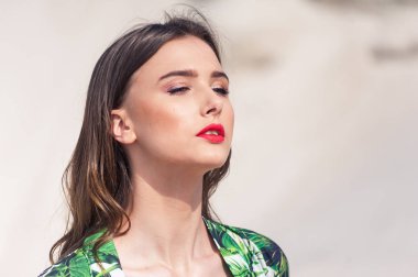 Yeşil mayo plajda ürpertici güzel genç kadın