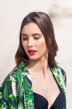 Yeşil mayo plajda ürpertici güzel genç kadın