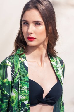 Yeşil mayo plajda ürpertici güzel genç kadın