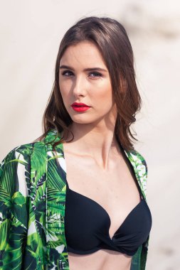 Yeşil mayo plajda ürpertici güzel genç kadın