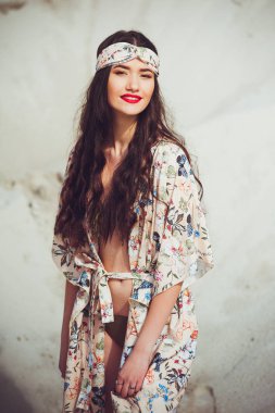 Mayo plajda genç seksi kadın