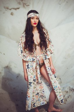 Mayo plajda genç seksi kadın