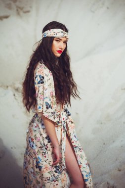Mayo plajda genç seksi kadın
