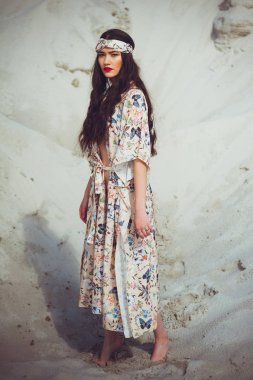 Mayo plajda genç seksi kadın