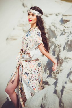 Mayo plajda genç seksi kadın