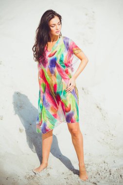 Renkli mayo kum üzerinde güzel genç şehvetli kadın