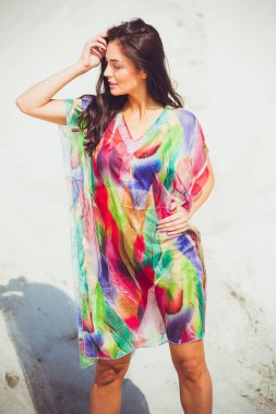 Renkli mayo kum üzerinde güzel genç şehvetli kadın