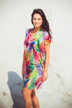 Renkli mayo kum üzerinde güzel genç şehvetli kadın