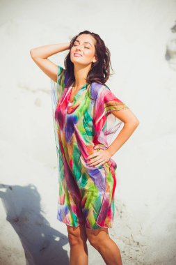 Renkli mayo kum üzerinde güzel genç şehvetli kadın