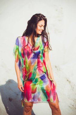 Renkli mayo kum üzerinde güzel genç şehvetli kadın