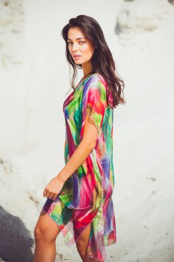 Renkli mayo kum üzerinde güzel genç şehvetli kadın