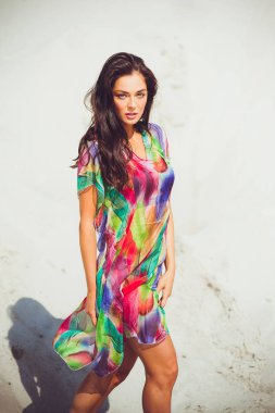 Renkli mayo kum üzerinde güzel genç şehvetli kadın