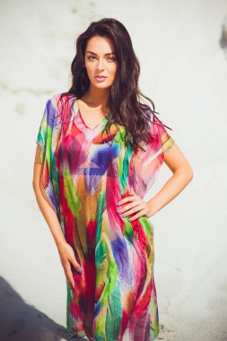 Renkli mayo kum üzerinde güzel genç şehvetli kadın