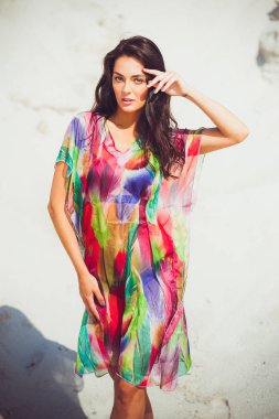 Renkli mayo kum üzerinde güzel genç şehvetli kadın