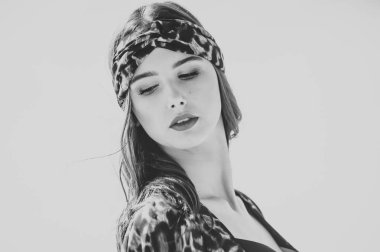 Leopar baskı mayo güzel genç kadın portre