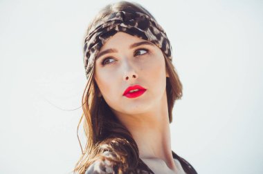 Leopar baskı mayo güzel genç kadın portre