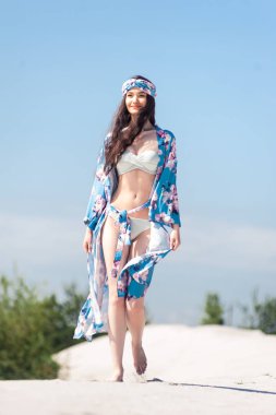 Güzel seksi kadın yaz mavi mayo gökyüzüne karşı poz