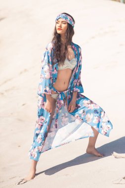 Güzel seksi kadın yaz mavi mayo gökyüzüne karşı poz