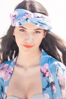 Güzel seksi kadın yaz mavi mayo gökyüzüne karşı poz