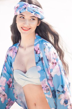 Güzel seksi kadın yaz mavi mayo gökyüzüne karşı poz