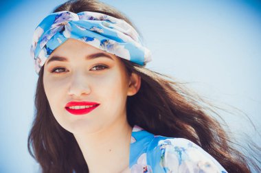 Güzel seksi kadın yaz mavi mayo gökyüzüne karşı poz