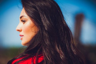 Kumda poz veren güzel bir kadın. Yaz modası kırmızı mayo.