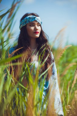 Kız çölde yürüyor. Güzel kadın yürüyor, kum veya kumul üzerinde staing. Moda mayo