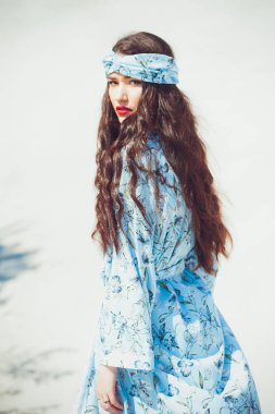 Kız çölde yürüyor. Güzel kadın yürüyor, kum veya kumul üzerinde staing. Moda mayo