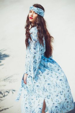 Kız çölde yürüyor. Güzel kadın yürüyor, kum veya kumul üzerinde staing. Moda mayo