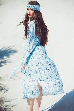 Kız çölde yürüyor. Güzel kadın yürüyor, kum veya kumul üzerinde staing. Moda mayo