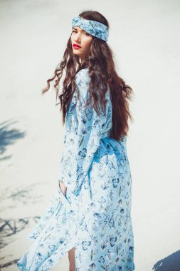 Kız çölde yürüyor. Güzel kadın yürüyor, kum veya kumul üzerinde staing. Moda mayo