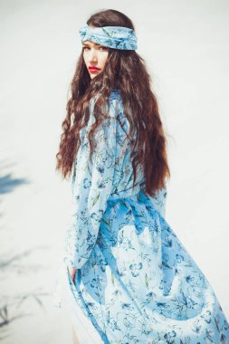 Kız çölde yürüyor. Güzel kadın yürüyor, kum veya kumul üzerinde staing. Moda mayo