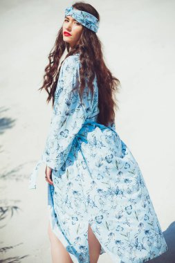Kız çölde yürüyor. Güzel kadın yürüyor, kum veya kumul üzerinde staing. Moda mayo