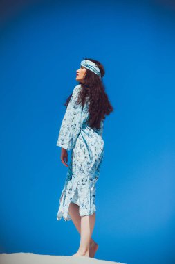 Kız çölde yürüyor. Güzel kadın yürüyor, kum veya kumul üzerinde staing. Moda mayo