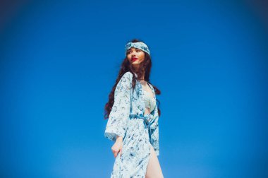 Kız çölde yürüyor. Güzel kadın yürüyor, kum veya kumul üzerinde staing. Moda mayo