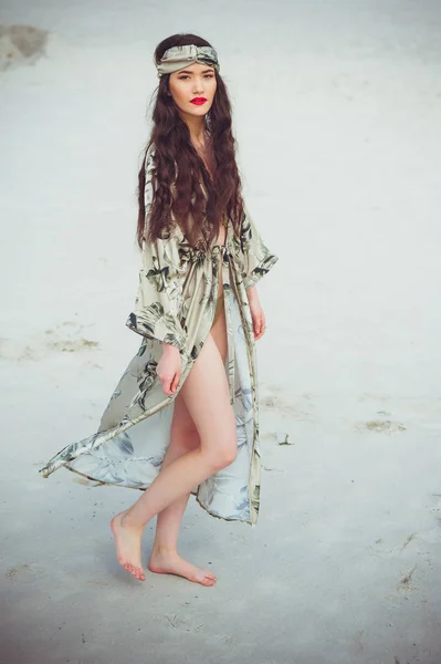 砂浜の美しい若い官能的な女性 — ストック写真