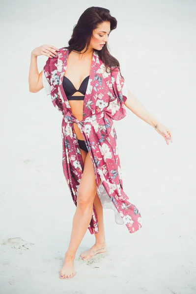砂浜の水着で長い黒髪の美しい官能的な女性のファッション屋外写真 — ストック写真
