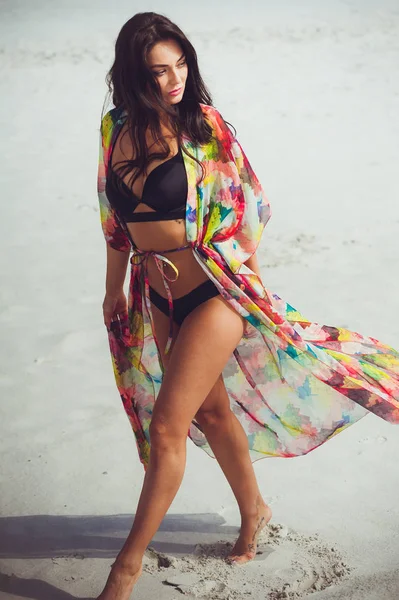 水着の砂の上に美しい若い官能的な女性 — ストック写真