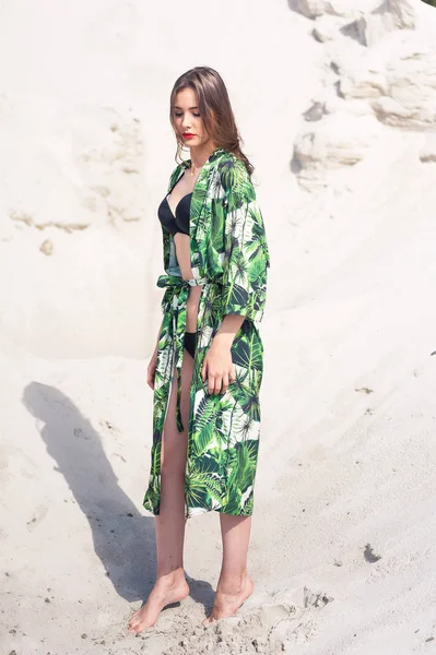 Hermosa Mujer Joven Que Enfría Playa Traje Baño Verde — Foto de Stock