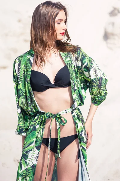 Красива Молода Жінка Охолоджує Пляжі Зеленому Купальнику — стокове фото