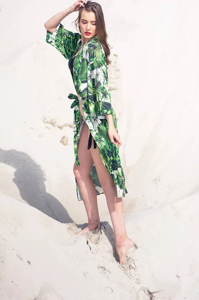 Hermosa Mujer Joven Que Enfría Playa Traje Baño Verde — Foto de Stock