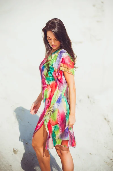 カラフルな水着で砂の上に美しい若い官能的な女性 — ストック写真
