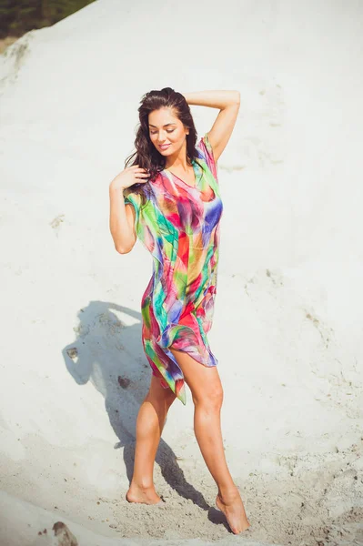 カラフルな水着で砂の上に美しい若い官能的な女性 — ストック写真