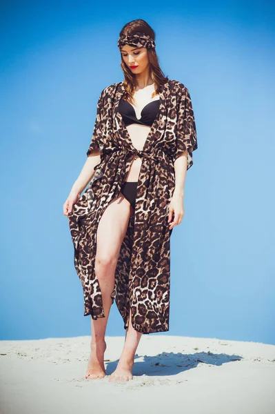 레오파드 프린트 수영복 아름다운 초상화 — 스톡 사진
