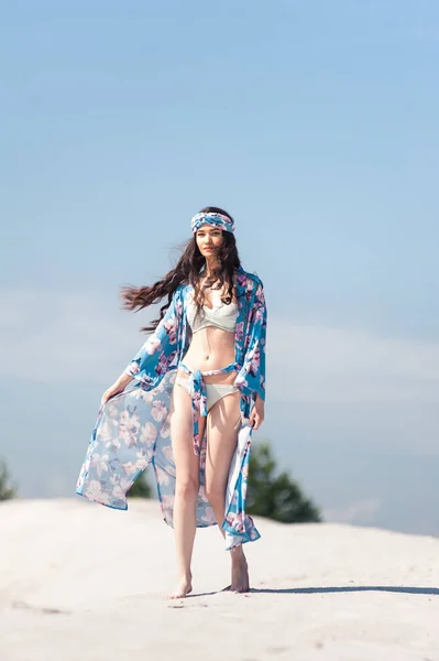 Schöne Sexy Frau Sommer Blaue Badebekleidung Posiert Gegen Den Himmel — Stockfoto