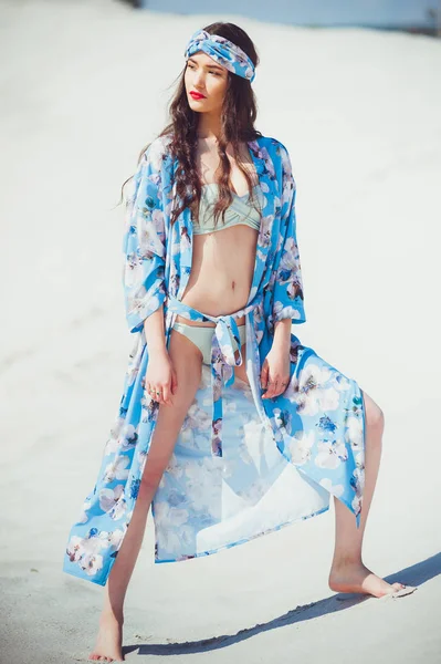 美しいセクシーな女性夏の青い水着は 空に対してポーズ — ストック写真